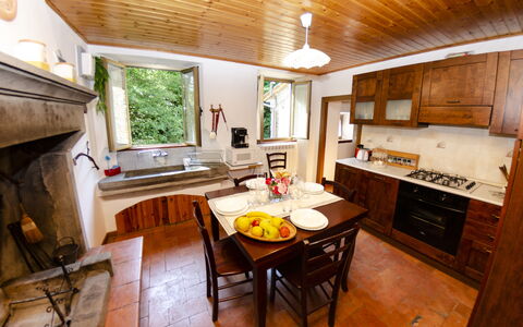 Il Molino: Bord, Møbel, Cabinetry, Countertop, Vindue, Couch, Træ, Bygning, Køkken, Stue