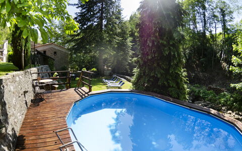 Il Molino: Vand, Plante, Bygning, Træ, Svømmepøl, Krop Af Vand, Fritid, Naturlige Landskab, Skygge, Græs