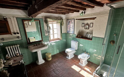 Borgo Bucatra Buonvento: Ejendom, Vindue, Sanitærarmatur, Indretning, Etage, Håndvask, Bygning, Badeværelse, Gulvbelægning, Billedramme