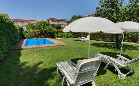 La Capannella: Plante, Himmel, Møbel, Paraply, Skygge, Udendørs Møbler, Arkitektur, Træ, Stol, Græs