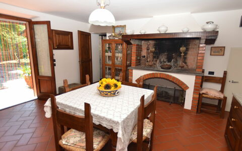 Petra: Værelse, Ejendom, Møbel, Bygning, Indretning, Spisestue, Etage, Bord, Ejendom, Hus