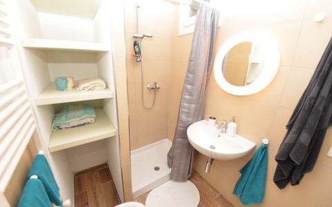 Podere San Martino: Badeværelse, Værelse, Ejendom, Hus, Møbel, Ejendom, Arkitektur, Indretning, Bygning, Sanitærarmatur