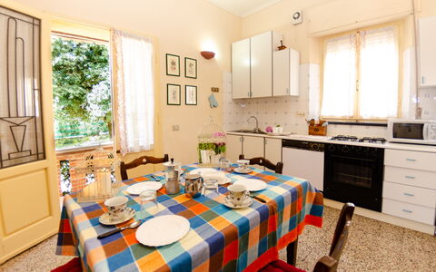 Villa Elisa: Ejendom, Værelse, Møbel, Bygning, Indretning, Hjem, Køkken, Bord, Hus, Ejendom