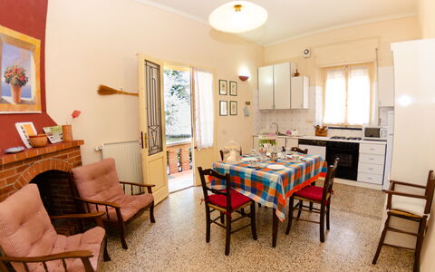 Villa Elisa: Værelse, Ejendom, Møbel, Bygning, Ejendom, Indretning, Hus, Spisestue, Bord, Etage