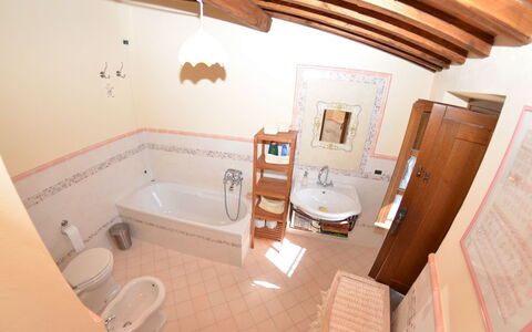 Al Vecchio Pozzo: Ejendom, Værelse, Badeværelse, Indretning, Hus, Etage, Bygning, Arkitektur, Ejendom, Badekar