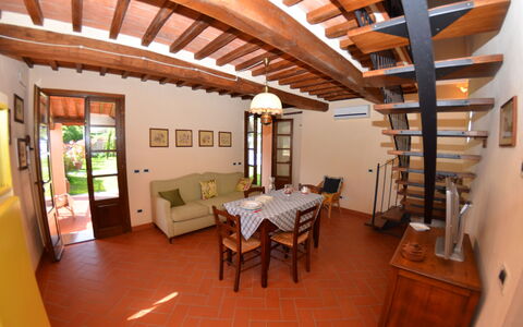 Al Vecchio Pozzo: Ejendom, Værelse, Bygning, Loft, Hus, Ejendom, Indretning, Bjælke, Møbel, Spisestue