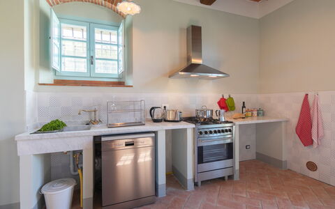 Villa Mezzavia: Værelse, Ejendom, Møbel, Køkken, Indretning, Bygning, Etage, Cabinetry, Countertop, Hus