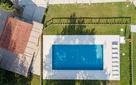 Villa Mezzavia: Grøn, Blå, Græs, Arkitektur, Træ, Rektangel, Line, Afspejling, Landskab, Sport Venue