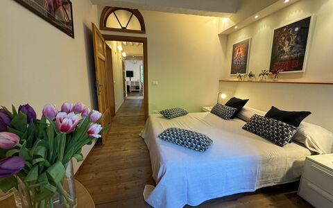 Alle Mura: Indretning, Møbel, Etage, Gulvbelægning, Soveværelse, Seng, Væg, Træ, Loft, Værelse