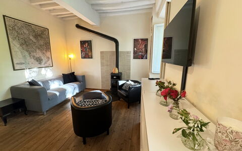 Alle Mura: Møbel, Indretning, Gulvbelægning, Couch, Væg, Etage, Stue, Træ, Værelse, Belysning