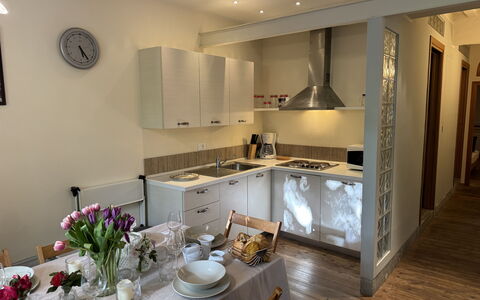 Alle Mura: Møbel, Indretning, Gulvbelægning, Etage, Træ, Køkken, Countertop, Loft, Værelse, Køkken Apparat