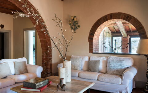 Villa Felciai: Bord, Møbel, Bygning, Ejendom, Couch, Træ, Komfort, Indretning, Etage, Stue