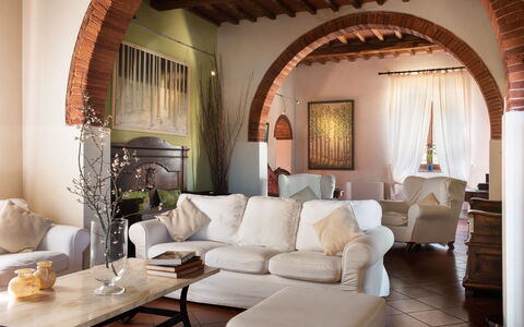 Villa Fabbri: Bord, Møbel, Ejendom, Billedramme, Couch, Bygning, Komfort, Indretning, Stue, Træ