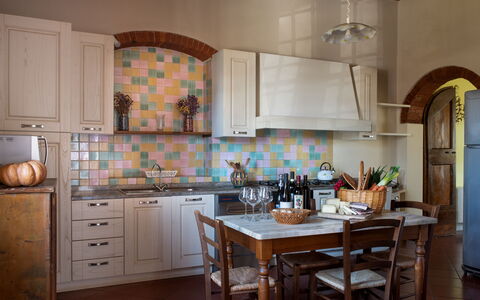 Villa Fabbri: Cabinetry, Countertop, Ejendom, Bord, Møbel, Køkken, Træ, Køkken Apparat, Indretning, Belysning