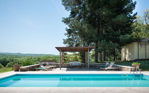 Villa Fabbri: Vand, Plante, Himmel, Svømmepøl, Skygge, Træ, Kompositmateriale, Græs, Rektangel, Fritid