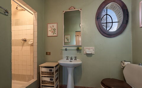 Terrazza e Libreria: Spejl, Håndvask, Ejendom, Sanitærarmatur, Tap, Badeværelsesvask, Badeværelse, Purple, Indretning