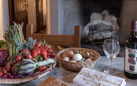 Terrazza e Libreria: Mad, Bordservice, Bord, Plade, Tallerkner, Flaske, Ingrediens, Glasservice, Serveware, Dug