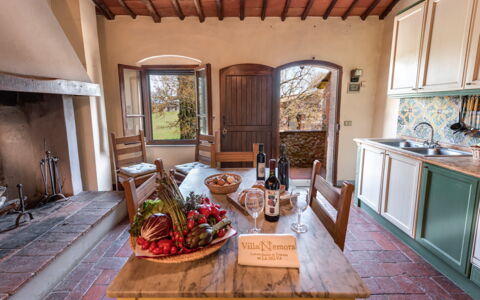 Terrazza e Libreria: Ejendom, Bord, Møbel, Cabinetry, Vindue, Køkkenvask, Træ, Couch, Håndvask, Stueplante