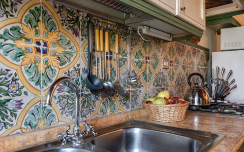 Terrazza e Libreria: Køkkenvask, Håndvask, Tap, Ejendom, Countertop, Sanitærarmatur, Træ, Indretning, Arkitektur, Køkken