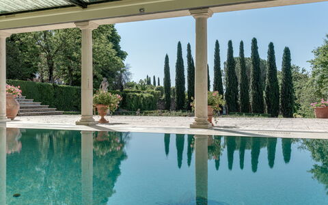 Terrazza e Libreria: Vand, Plante, Himmel, Bygning, Svømmepøl, Træ, Fritid, Ejendom, Kompositmateriale, Landskab