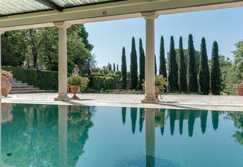 Terrazza e Libreria: Vand, Plante, Himmel, Bygning, Svømmepøl, Træ, Fritid, Ejendom, Kompositmateriale, Landskab