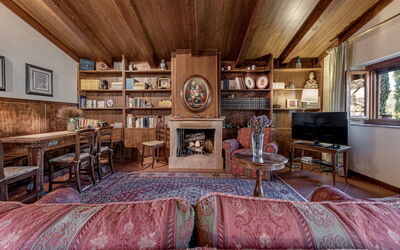 Libreria: Billedramme, Møbel, Ejendom, Bord, Couch, Træ, Stue, Indretning, Belysning, Stol