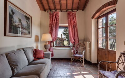 Terrazza: Billedramme, Møbel, Ejendom, Bygning, Vindue, Stue, Bord, Indretning, Komfort, Træ