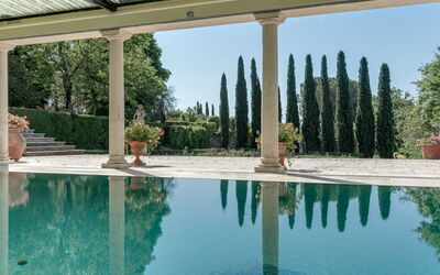 Terrazza e Libreria: Vand, Plante, Himmel, Bygning, Svømmepøl, Træ, Fritid, Ejendom, Kompositmateriale, Landskab