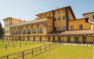 Luxury Residence La Poggerina: Bygning, Ejendom, Arkitektur, Gul, Hus, Estate, Hjem, Ejendom, Hacienda, Villa