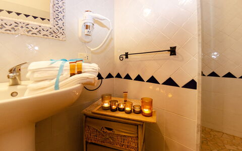 Casale 180: Badeværelse, Værelse, Ejendom, Badeværelsesvask, Indretning, Tap, Flise, Sanitærarmatur, Badeværelse Tilbehør, Suite