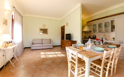 Serenella: Ejendom, Værelse, Møbel, Bygning, Etage, Indretning, Hus, Ejendom, Bord, Stue