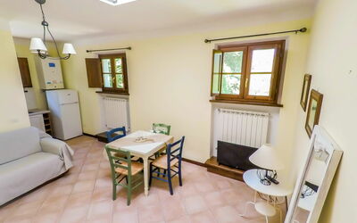 Turchina: Ejendom, Værelse, Bygning, Møbel, Hus, Indretning, Etage, Ejendom, Stue, Loft