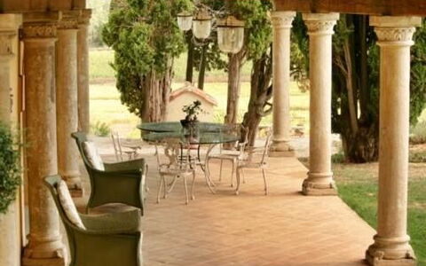 Luna Di Cortona: Kolonne, Ejendom, Estate, Bygning, Veranda, Værelse, Møbel, Arkitektur, Gårdhave, Hus