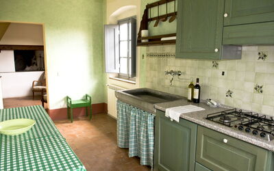 Casa Marcello - Pesco: Cabinetry, Møbel, Countertop, Ejendom, Køkkenvask, Køkken Apparat, Køkken, Gaskomfur, Komfur, Bygning