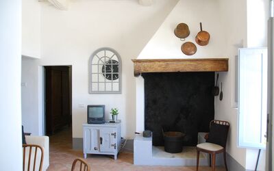 Casa Marcello - Noce: Ejendom, Møbel, Couch, Billedramme, Træ, Bord, Stue, Reoler, Indretning, Plante