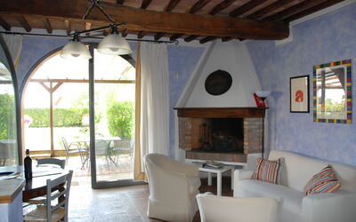 Fienile Arancione - Susino: Ejendom, Møbel, Bord, Stol, Plante, Indretning, Arkitektur, Træ, Stue, Ejendom