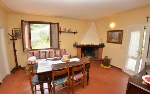 Agli Olivi: Værelse, Ejendom, Møbel, Bygning, Indretning, Spisestue, Etage, Hus, Bord, Stue