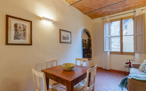 Marlene House: Bord, Billedramme, Ejendom, Møbel, Vindue, Træ, Indretning, Etage, Væg, Gulvbelægning