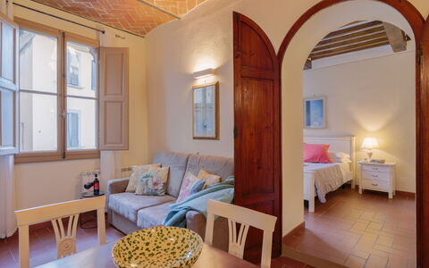 Marlene House: Møbel, Ejendom, Vindue, Komfort, Azure, Bord, Træ, Indretning, Belysning, Arkitektur