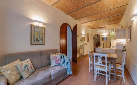 Marlene House: Møbel, Couch, Ejendom, Billedramme, Bord, Indretning, Træ, Belysning, Etage, Stue