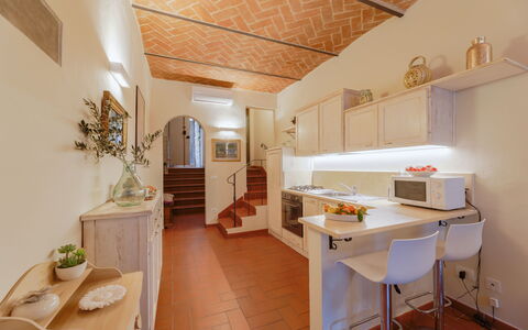 Marlene House: Møbel, Bord, Cabinetry, Plante, Countertop, Håndvask, Køkken, Træ, Indretning, Blomsterkrukke