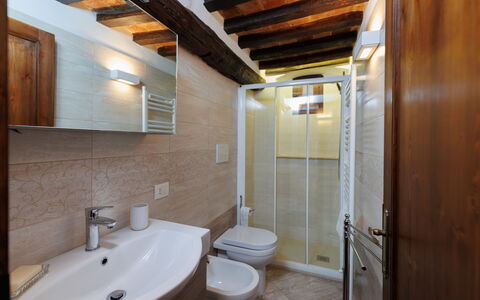 Marlene House: Spejl, Tap, Sanitærarmatur, Ejendom, Håndvask, Bygning, Badeværelsesvask, Badeværelse, Indretning, Træ