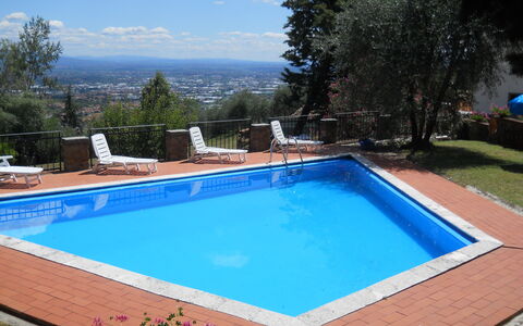 Aurora: Svømmepøl, Ejendom, Fritid, Rektangel, Ejendom, Hus, Græs, Backyard, Kompositmateriale, Bygning