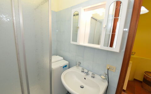 Aurora: Badeværelse, Ejendom, Værelse, Badeværelsesvask, Sanitærarmatur, Håndvask, Badeværelse Tilbehør, Hus, Ejendom, Indretning