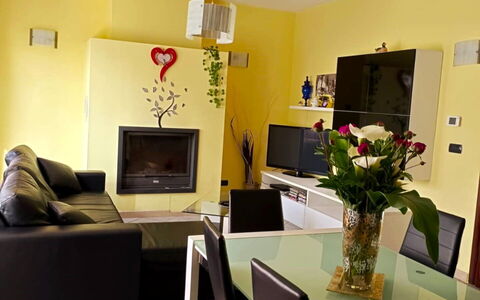 Ai Cuori: Møbel, Indretning, Væg, Gulvbelægning, Etage, Couch, Værelse, Stue, Loft, Belysning