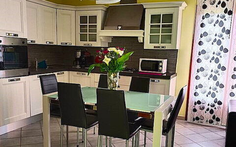 Ai Cuori: Møbel, Indretning, Gulvbelægning, Etage, Stol, Bord, Køkken & Spisebord, Belysning, Værelse, Køkken