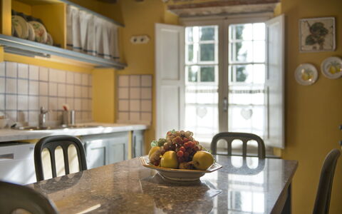 Borgo Antico Marina: Værelse, Ejendom, Møbel, Indretning, Gul, Hjem, Bygning, Spisestue, Ejendom, Hus