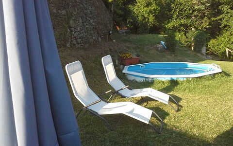 Emilia: Plante, Vand, Udendørs Møbler, Skygge, Svømmepøl, Græs, Fritid, Træ, Rektangel, Landskab