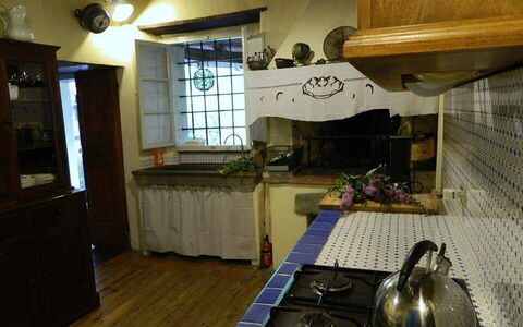 Emilia: Ejendom, Belysning, Cabinetry, Køkken, Indretning, Countertop, Træ, Vindue, Stueplante, Etage