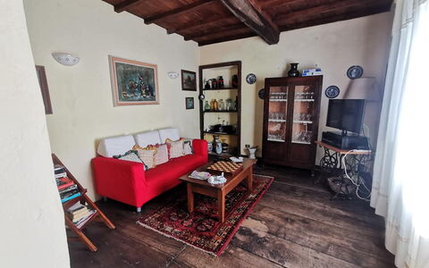 Emilia: Billedramme, Møbel, Bord, Couch, Bygning, Træ, Indretning, Etage, Stue, Gulvbelægning